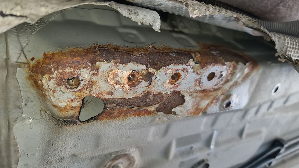 corrosion by heatshield fixing 3